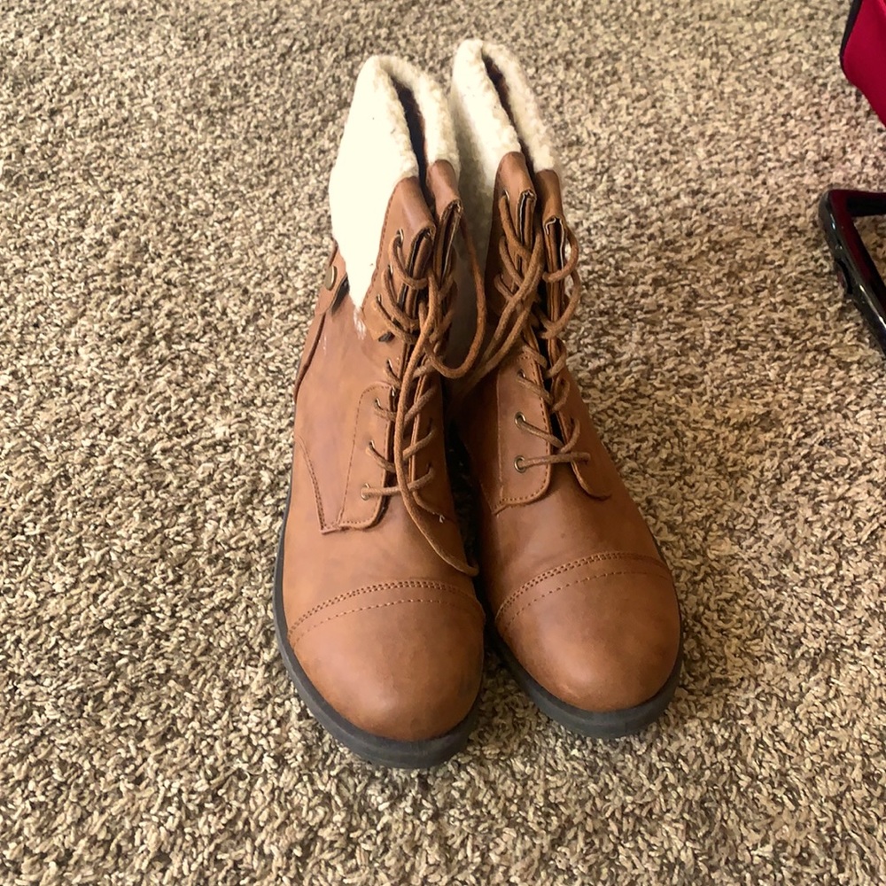 Fashion boots/fauxish design on top